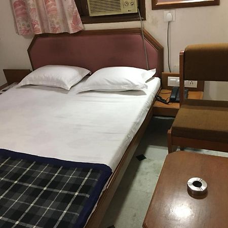 Hotel Grg Вадодара Екстериор снимка