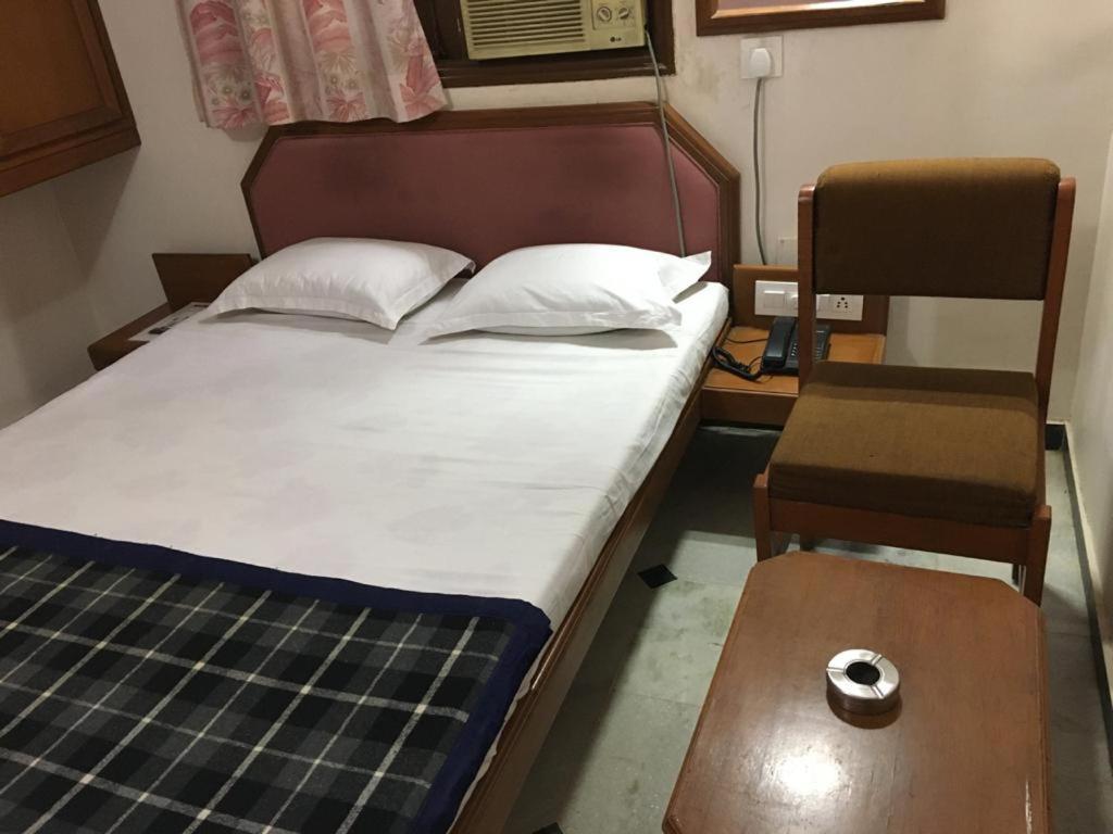 Hotel Grg Вадодара Екстериор снимка
