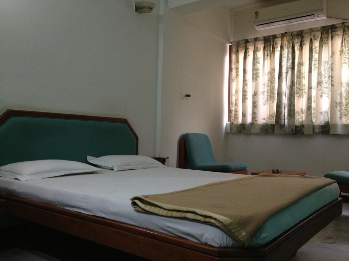 Hotel Grg Вадодара Екстериор снимка