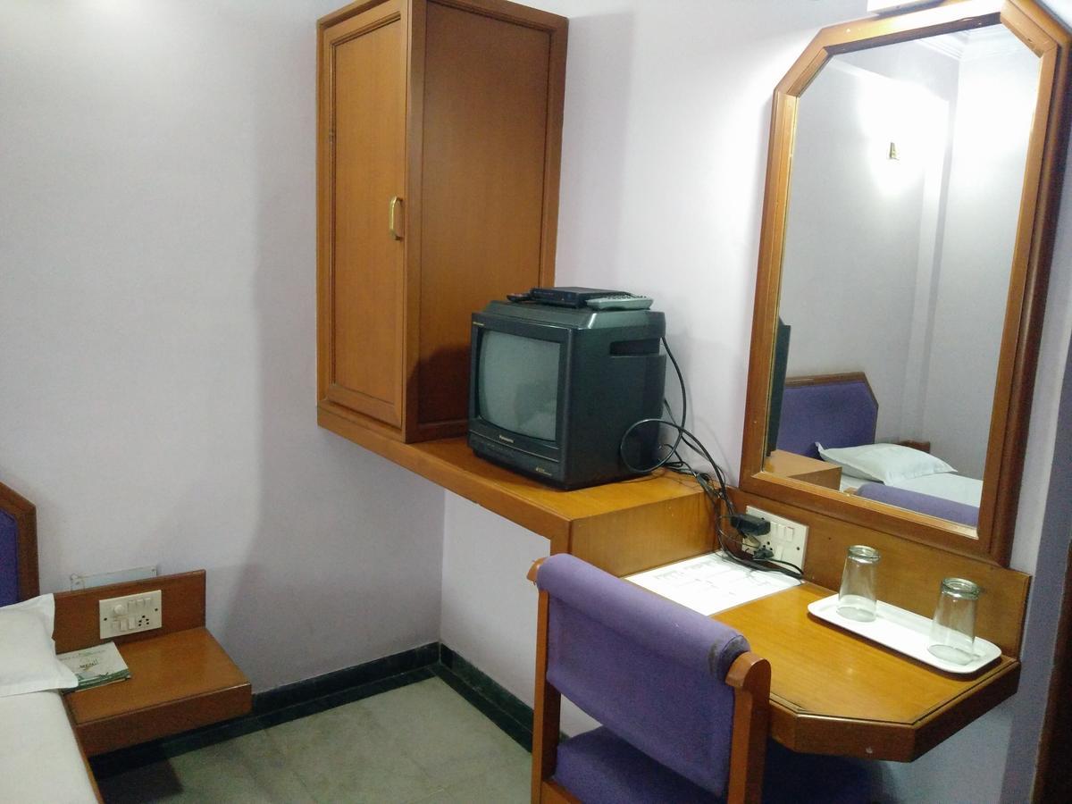 Hotel Grg Вадодара Екстериор снимка