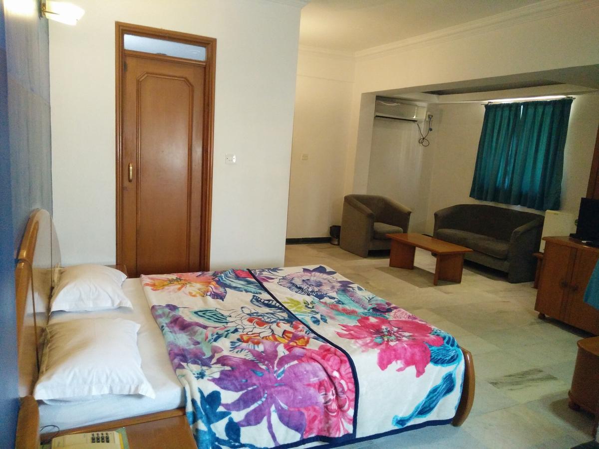 Hotel Grg Вадодара Екстериор снимка