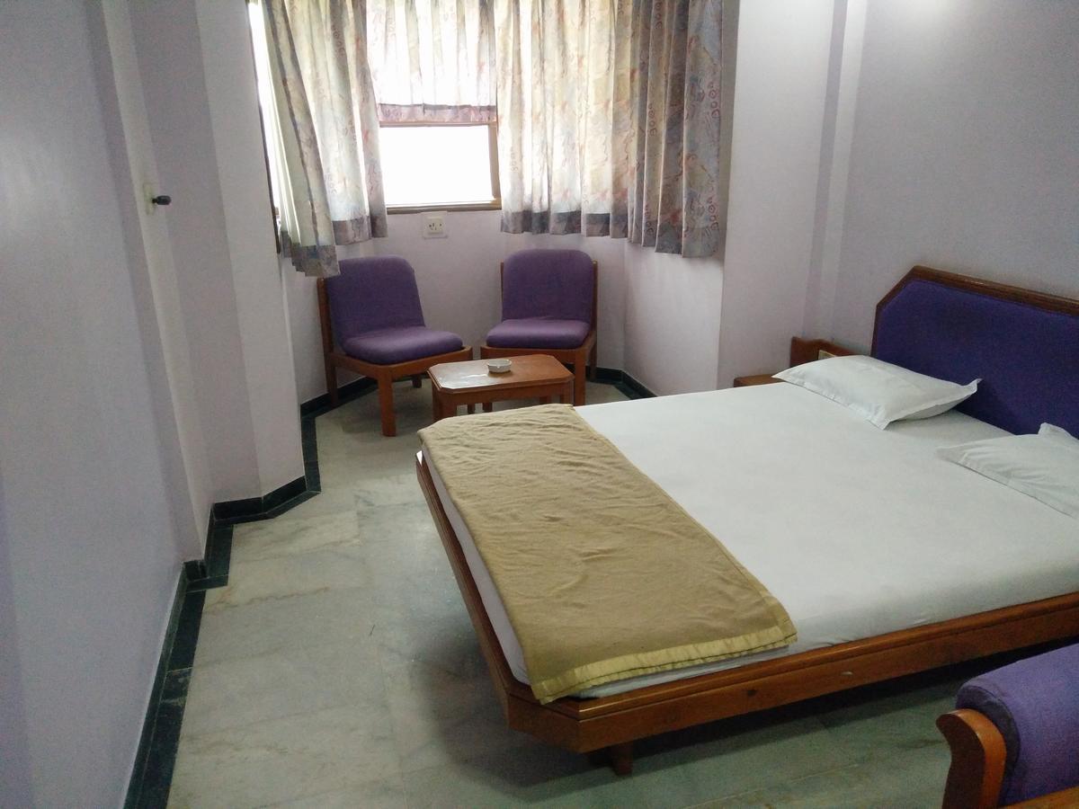 Hotel Grg Вадодара Екстериор снимка