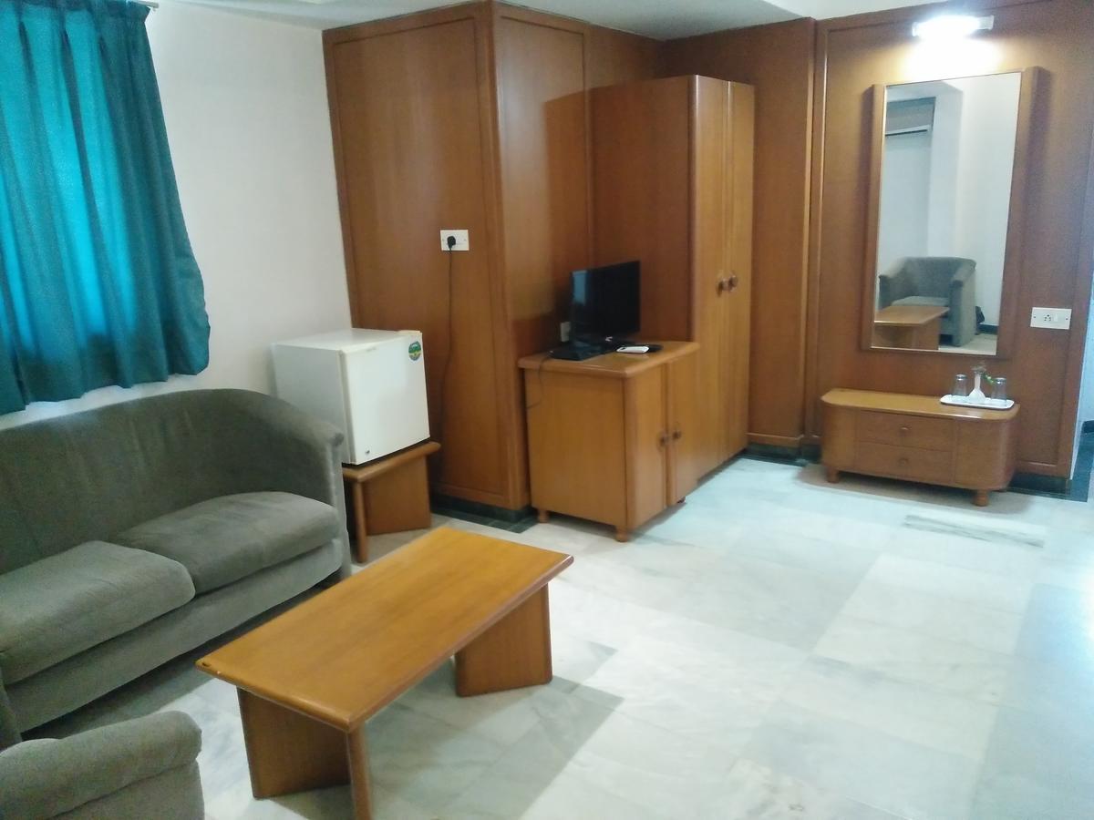 Hotel Grg Вадодара Екстериор снимка