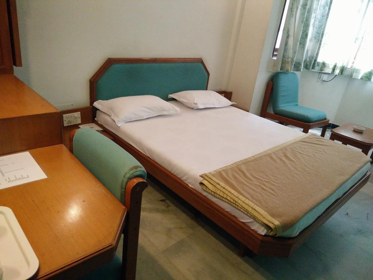 Hotel Grg Вадодара Екстериор снимка