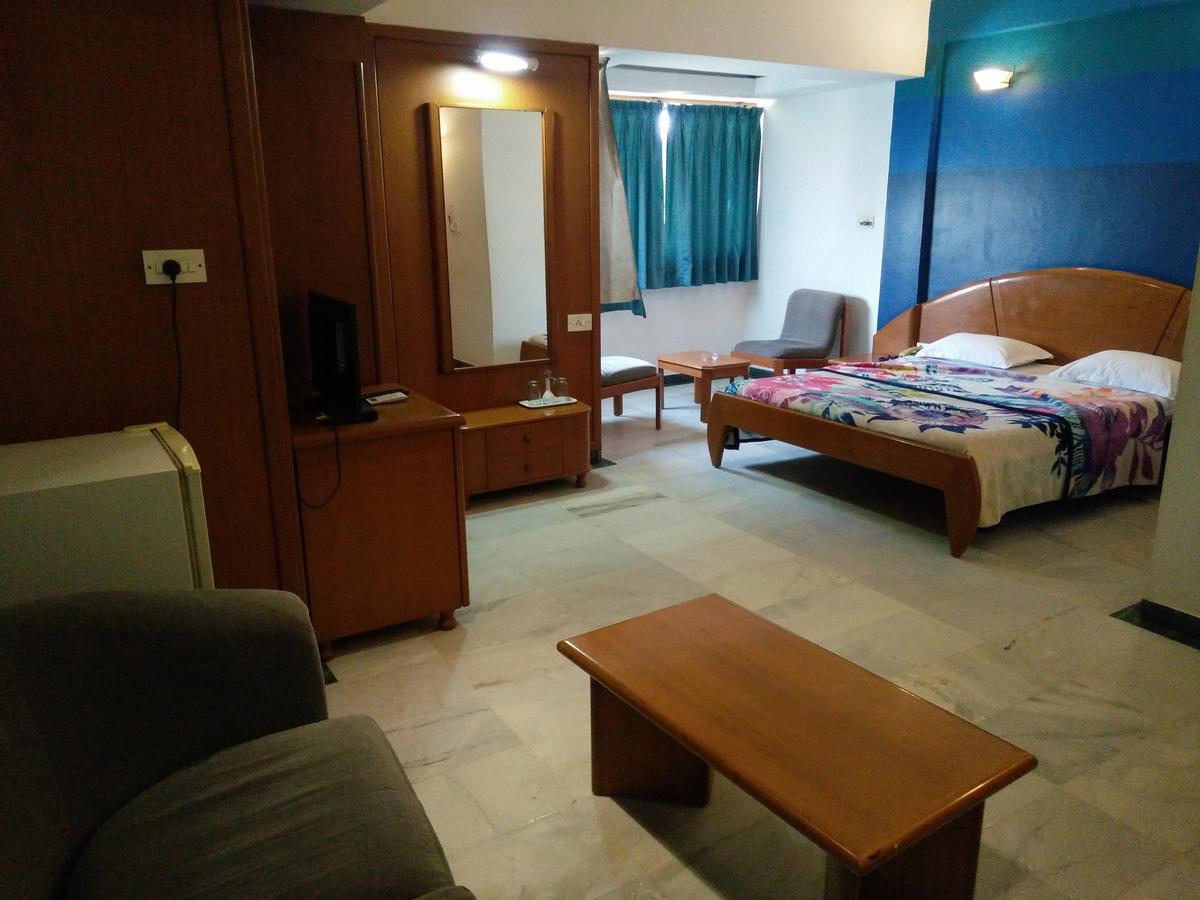 Hotel Grg Вадодара Екстериор снимка